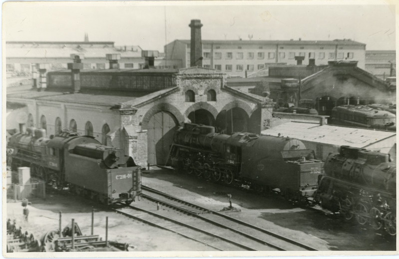 Vaade Tallinna veduridepoo hoonetele Telliskivi tänaval ja vedureile, 1960. aastad, foto: Heino Kauküla