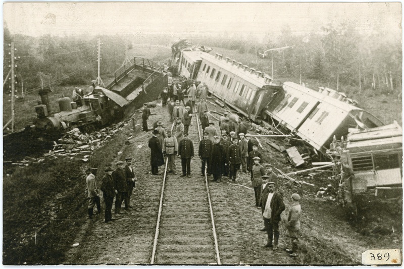 Rööbastelt Kaarepere ja Jõgeva jaamade vahel Pedja raudteesilla lähedal välja sõitnud postirongi rusud, komisjon ja töölised sündmuskohal, 4. juuni 1924