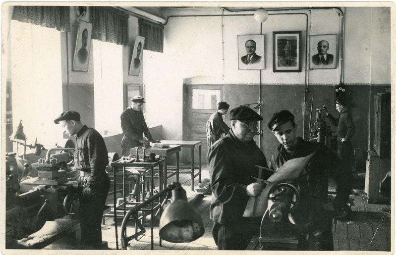 Tallinna veduridepoo töölised nn uue depoo "treiareis" Telliskivi tänaval töötamas, 1950. aastate algus