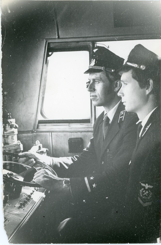 Tallinna veduridepoo vedurijuht Arvid Matt oma noore abiga mootorveduri juhikabiinis, 1. juuli 1975, foto: Mihkel Ollino