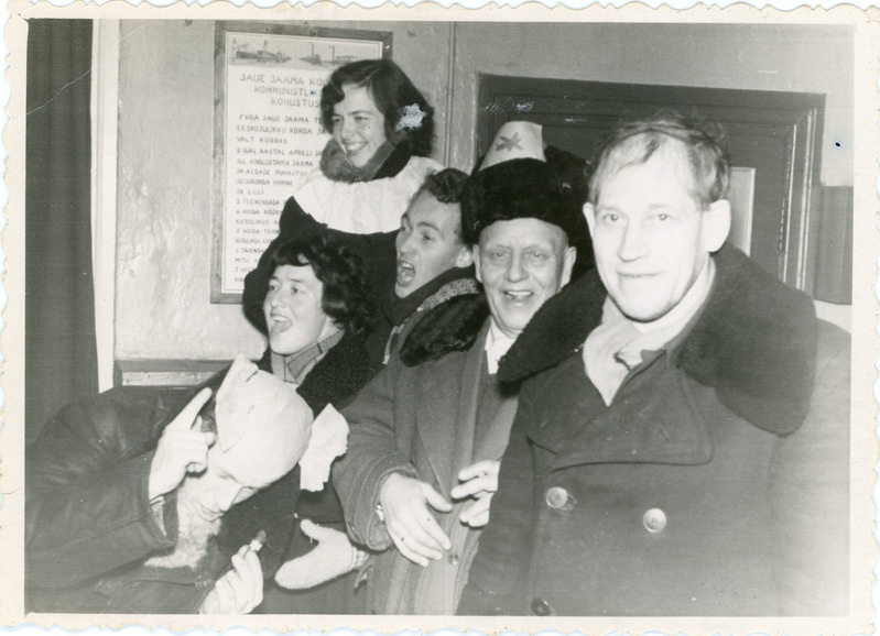 Arvatavalt mardipäeva tähistamine Saue jaamas, lõbusad jaamatöötajad jaamahoones, 1950.-1960. aastad