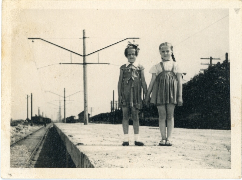 Tüdrukud Saue jaama perroonil, vasakult esimene jaamaülema tütar Laivi Piin, 1950.-1960. aastad