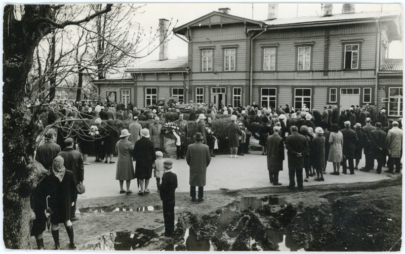 Jaamaülem Arnold Urbla ärasaatmine Keila jaamas, vaade jaamahoonele, mai 1973