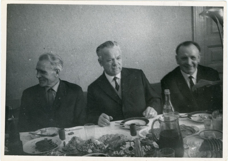 Nõmme jaamaülem Raud, liiklusrevident Vassili Kozõrev ja Haapsalu jaamaülem Heino Liht pidulauas, 1960. aastad