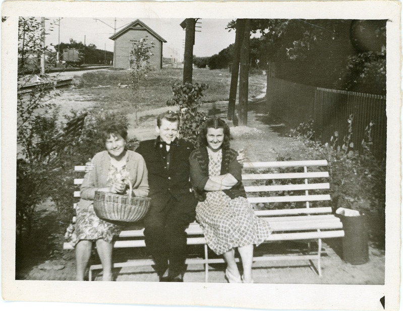 Saue jaamakorraldaja Heino Nurmse koos Marta Piini ja jaama kassiiri Klaudia Joot'iga vaksaliesisel pingil, taamal pagasiait, ca 1963