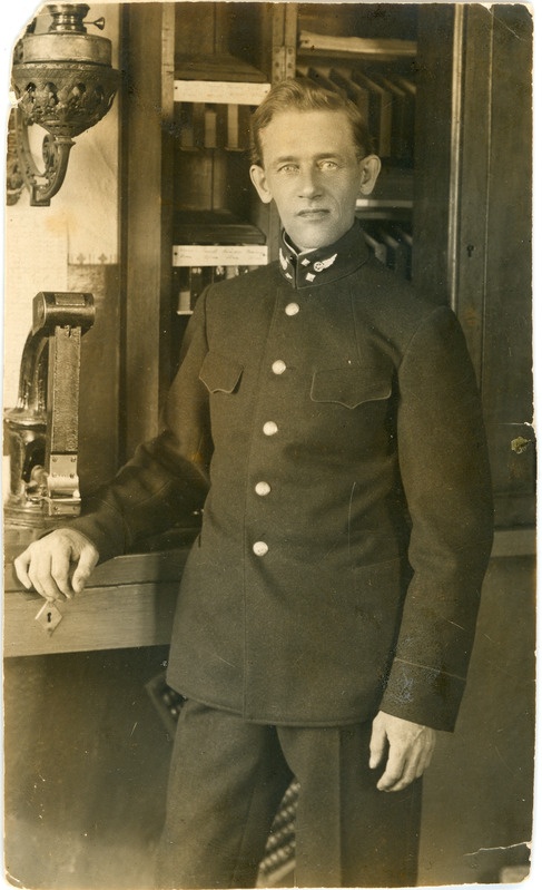Taebla jaamaülem Rudolf Põlts jaama kontoris sõidupiletite kapi juures, 1920. aastad