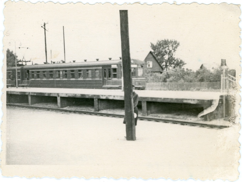 Elektrirong Sr3 Saue jaamas kõrge platvormi ääres, 1960. aastad