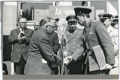 Tallinn-Pärnu laiarööpmelise raudtee avamine: raudteed ehitanud väeosa esindaja J. Käbiniga kätlemas, 23. juuli 1971.  similar photo