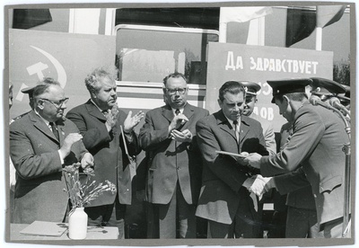 Tallinn-Pärnu laiarööpmelise raudtee avamine: aukülalised miitingul Pärnus, raporti üleandmine, 23. juuli 1971.  similar photo