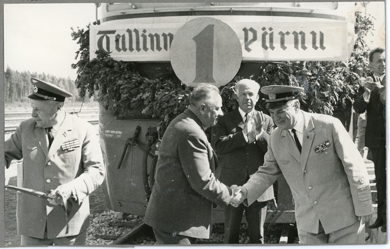 Tallinn-Pärnu laiarööpmelise raudtee avamine: J. Käbin lindi läbilõikamise järel Pärnus Balti Raudtee ülema Nil Krasnobajeviga kätlemas, 23. juuli 1971.