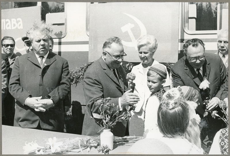 Tallinn-Pärnu laiarööpmelise raudtee avamine: Pärnu pioneerid aukülalistele lilli kinkimas, 23. juuli 1971.