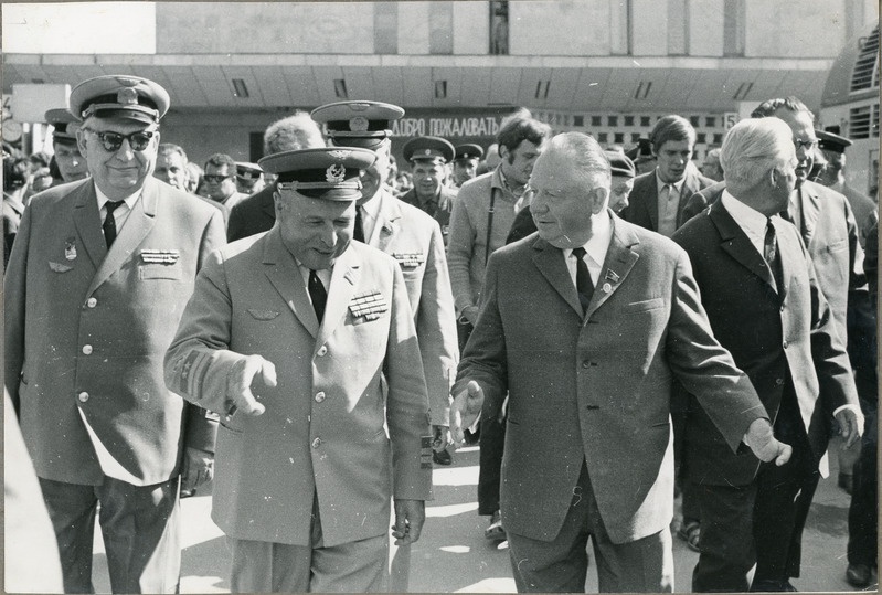 Tallinn-Pärnu laiarööpmelise raudtee avamine: Eesti raudteekonna ülem Aleksei Kotov ja EKP Keskkomitee I sekretär Johannes Käbin vestlushoos Tallinnas Balti jaamas, 23. juuli 1971.