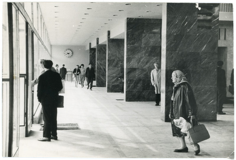 Reisijad Tallinnas Balti jaamas linnalähirongide ootepaviljonis, 1960.-1970. aastad