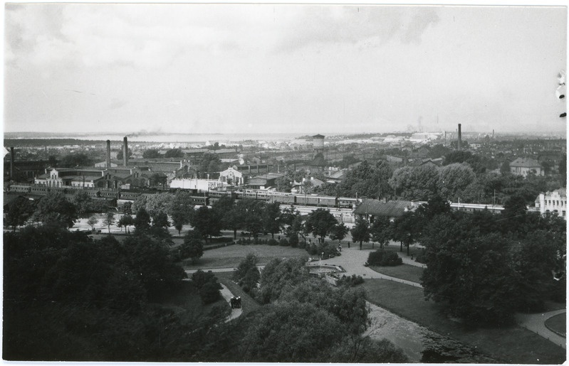 Vaade Toompealt Balti jaamale ja raudteetehastele Tallinnas, 1940. aastate lõpp, reproduktsioon.