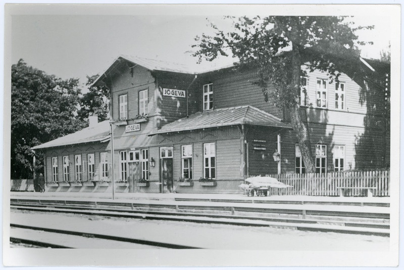 Vaade Jõgeva jaamahoonele, 1930. aastad, reproduktsioon.