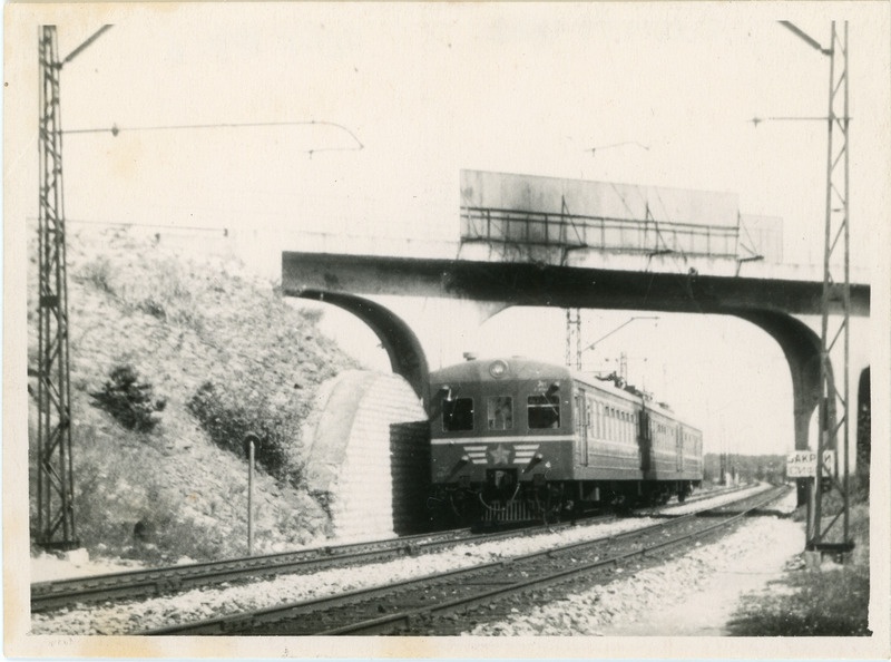 Elektrirongi Sr3 kolmevaguniline sektsioon proovisõidu ajal Ragumäe viadukti all, 1958