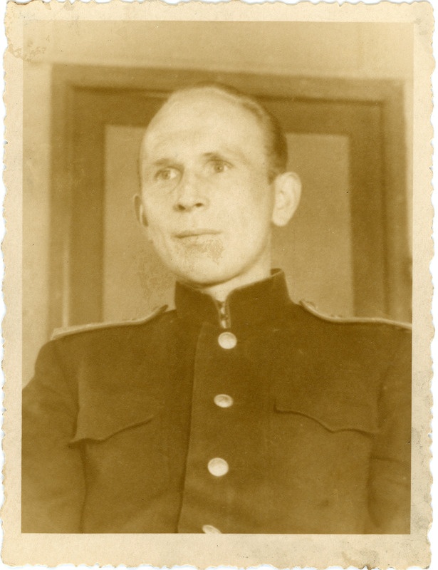 Tallinna raudteekonna liiklusosakonna rongidispetšer Adolf Metsis, 1940. aastad, portreefoto