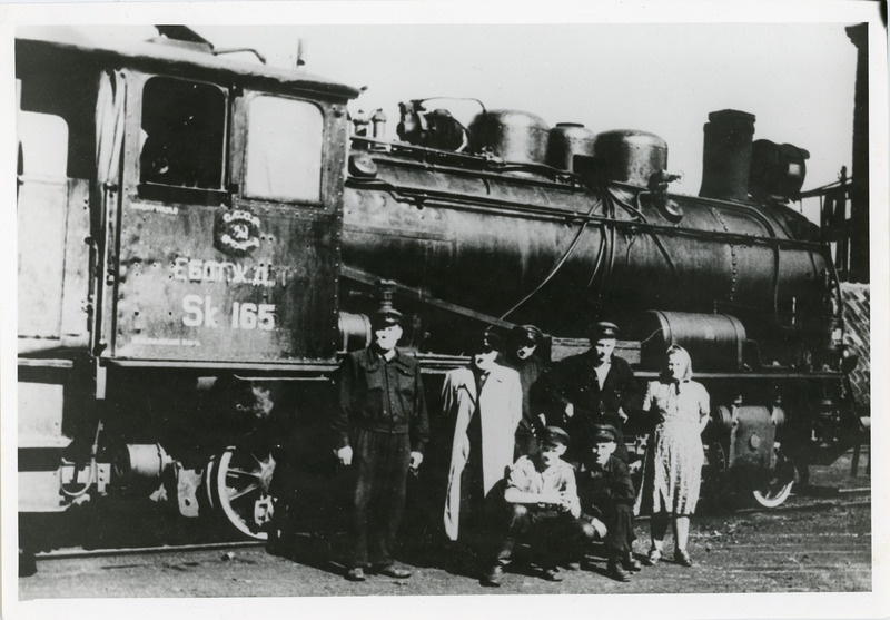 Rühm raudteelasi auruveduri Sk 165 ees Tallinn-Väike depoos, 1954, foto: Hugo Jõemets