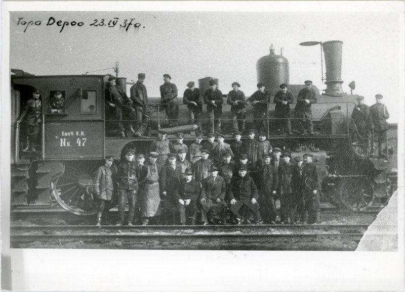 Tapa veduridepoo töötajad auruveduri Nk 47 ees ja peal, 23. aprill 1937