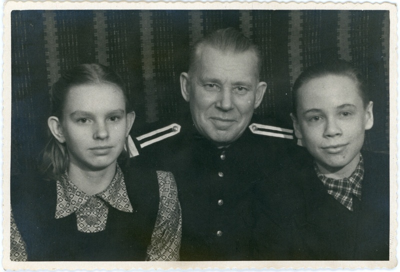 Tallinna side- ja signalisatsioonijaoskonna Haapsalu piirkonna elektrimehaanik Juhan Aasa tütar Aime ja poeg Peetriga, 1950. aastate I pool