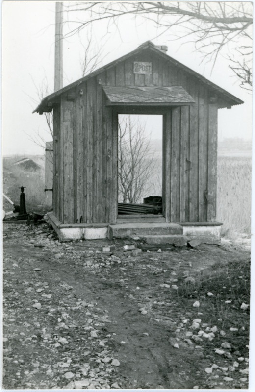 Vaade Haapsalu jaama pöörmepostile nr 2 ja selle lagunenud hoonele, 1980.- 1990. aastad