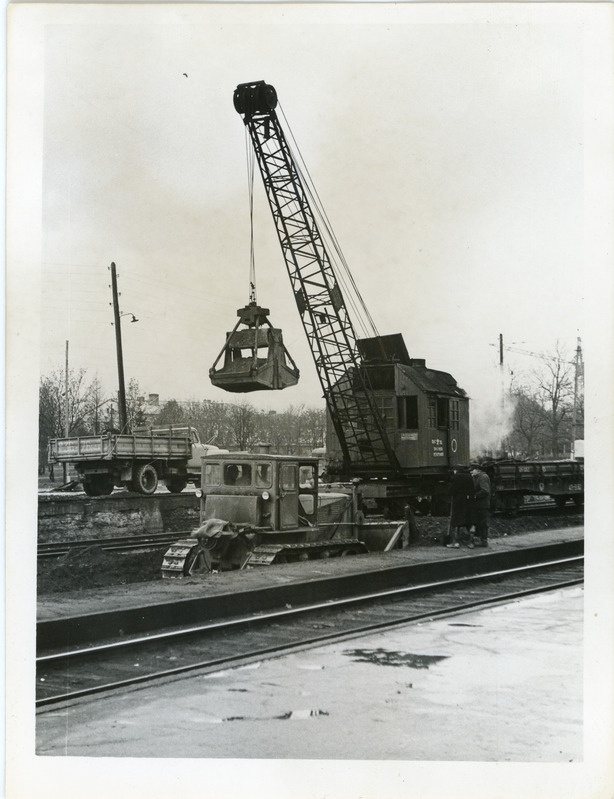 Raudtee remont Jõgeva raudteejaamas: buldooser ja raudteekraana PK6 töötamas, ca 1974-1975, foto: Jaan Zibo