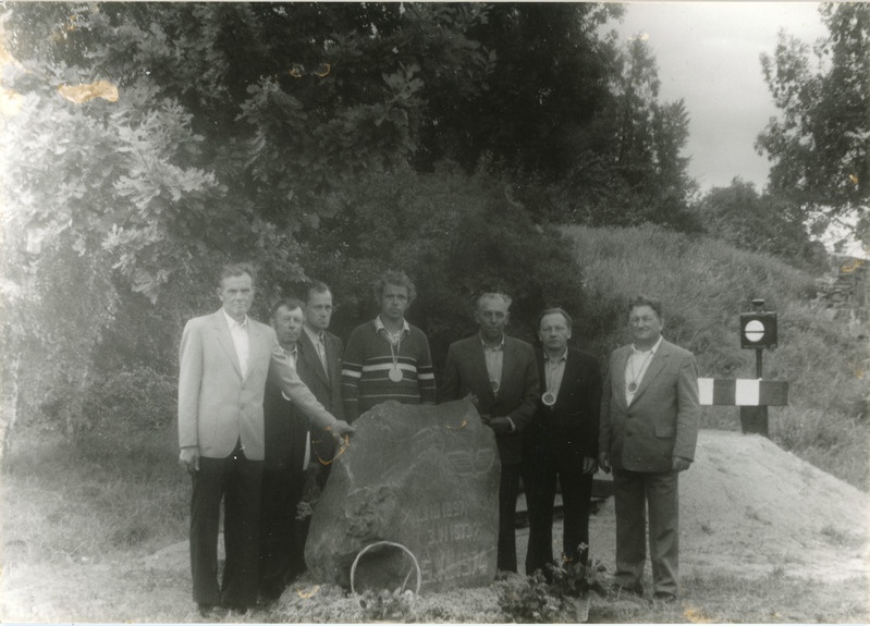 Aldo Pikkpõld, Arno Halman, Vello Aasa, Toivo Suviste, Elmar Suviste, Ilmar Madissoo ja Lembit Vellearu kitsarööpmelise raudtee mälestusmärgi jures Viljandis, 1984