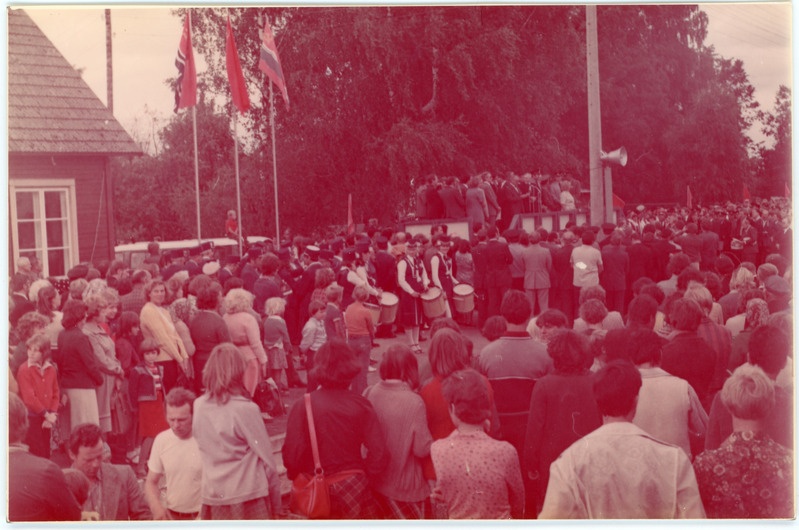 Tallinn-Pärnu-Riia reisirongiliikluse avamine: kogunenud rahvahulk Mõisküla jaamas, 17. juuli 1981
