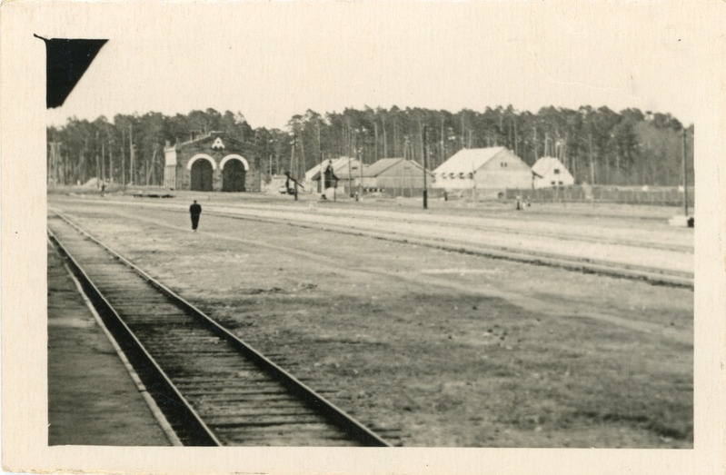 Haapsalu raudteejaam, vaade perroonilt jaamateedele ja depoole, 1950. aastad