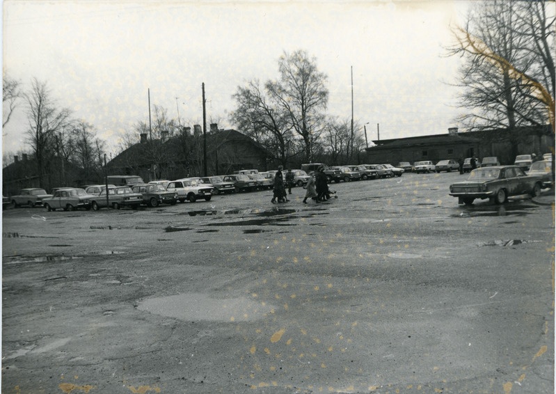 40 aastat märtsiküüditamisest: vaade raudteejaama parklale Haapsalus  mälestusürituse ajal, märts 1989
