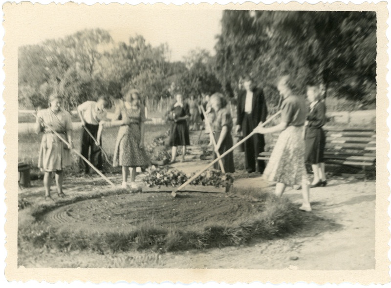 Jaamatöötajad Haapsalu jaamas lilleklumpi korrastamas, 1950. aastad