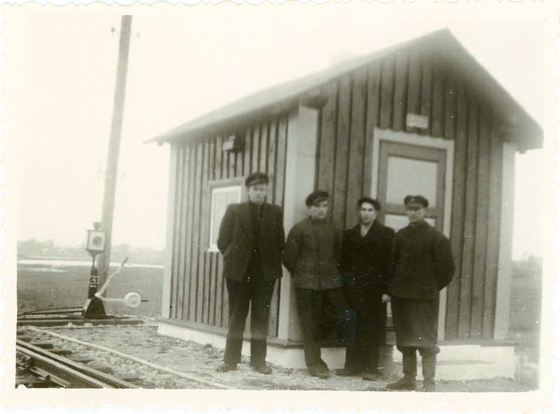 Jaamatöötajad Haapsalu jaama pöörmeposti nr 2 hoone ees, 1950. aastad