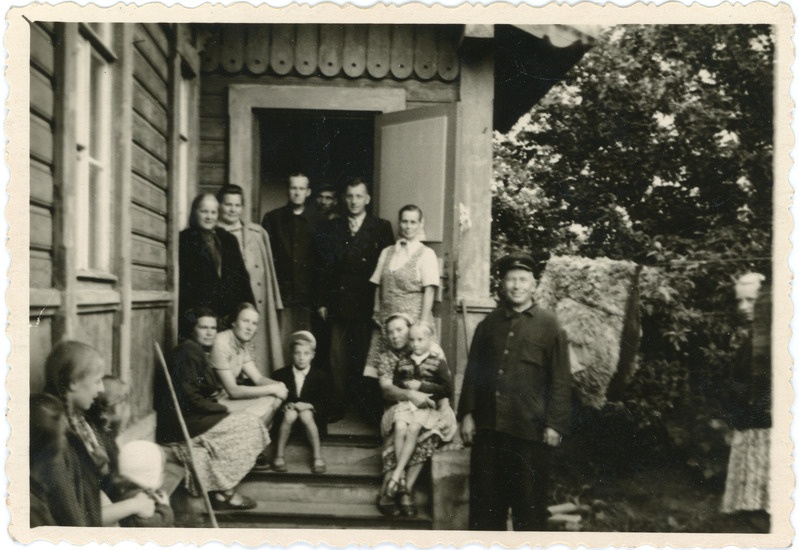 Haapsalu jaama töötajad ja nende lapsed ambulatooriumi uksel, 1950. aastad