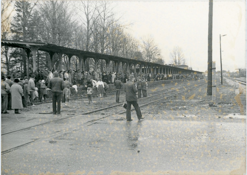 40 aastat märtsiküüditamisest: vaade mälestusürituse ajal Haapsalu jaama perroonile kogunenud rahvahulgale, märts 1989