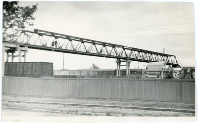 Jalakäijate ülekäigusild Tallinn-Kopli kaubajaamas, vaade trammitee poolt, 1971  similar photo