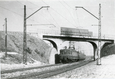 Elektrirong EM167 Rahumäe viadukti alt läbi sõitmas, 30. märts 1958, foto: Lembit Adamson  similar photo