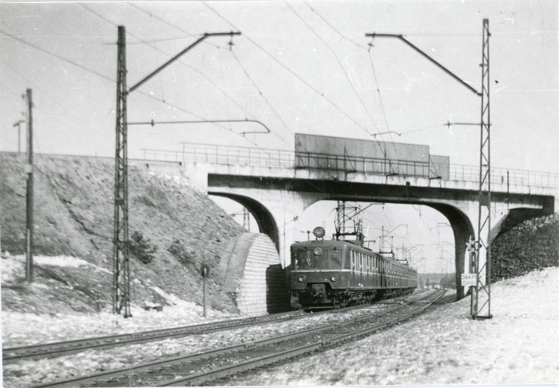 Elektrirong EM167 Rahumäe viadukti alt läbi sõitmas, 30. märts 1958, foto: Lembit Adamson