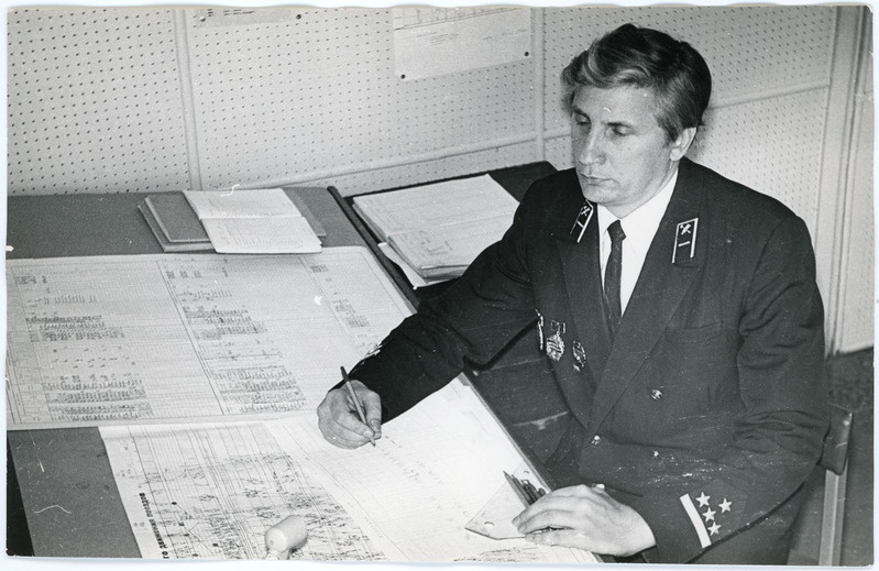 Eesti raudteekonna liiklusosakonna dispetšer Eino-Paul Nurm töölaua taga, 9. juuli 1975, foto: Mihkel Ollino