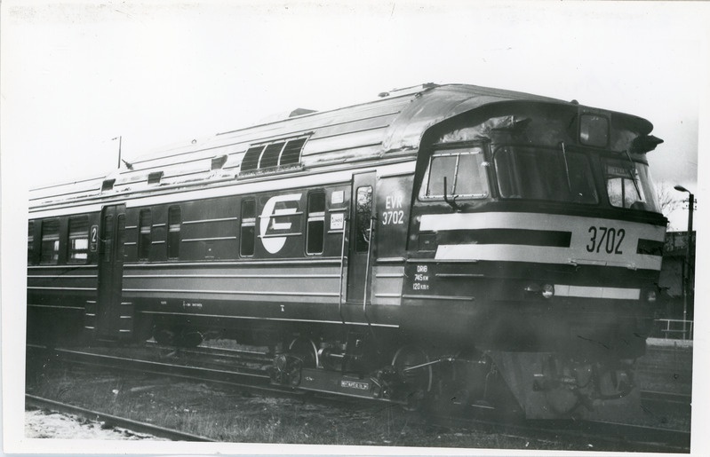 Diiselrong DR1B-3701/3702 Tallinn-Väike jaama varuteel, vaade mootorvagunile, oktoober 1994