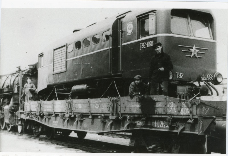 Kitsarööpmeline mootorvedur TU2-098 saabumine tehasest Eestisse laiarööpmelisel platvormvagunil, juuni 1957