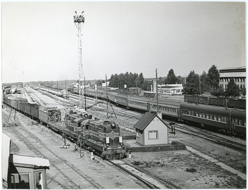 Tapa raudteejaam: reisi- ja kaubarongid jaamateedel, esiplaanil kaubarong mootorveduritega VME1-051 ja VME1-120, 7. juuli 1975, foto: Mihkel Ollino