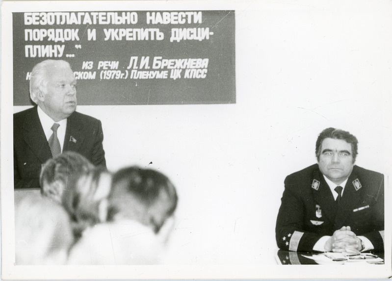 EKP Keskkomitee I sekretär Karl Vaino raudteelastega kohtumas, paremal Eesti raudteekonna ülem Sergei Gladõšev, 9. jaanuar 1980, foto: Mihkel Ollino
