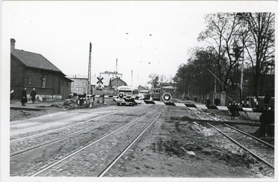 Allalastud tõkkepuudega raudteeülesõit Pärnu maanteel Tallinnas, ca 1958  duplicate photo