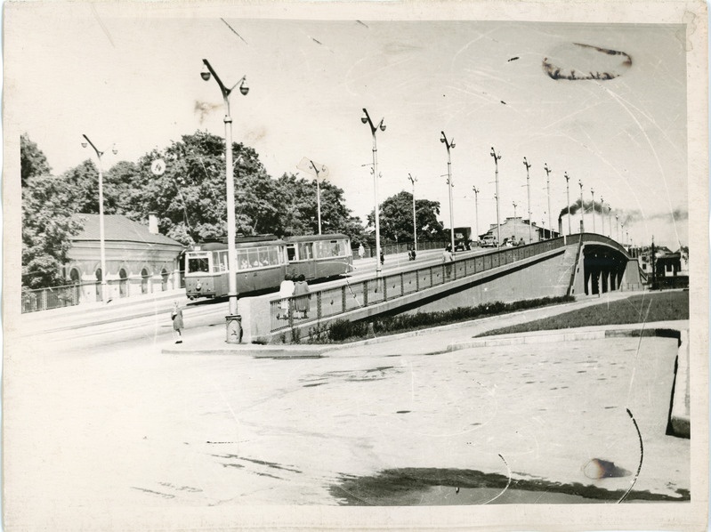 Vaade Pärnu maantee raudteeviaduktile Tallinnas, tramm viadukti ületamas, 1960. aastad