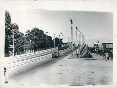 Vaade Pärnu maantee raudteeviaduktile Tallinnas, tramm ja autod viaduktil, 1960. aastad  similar photo