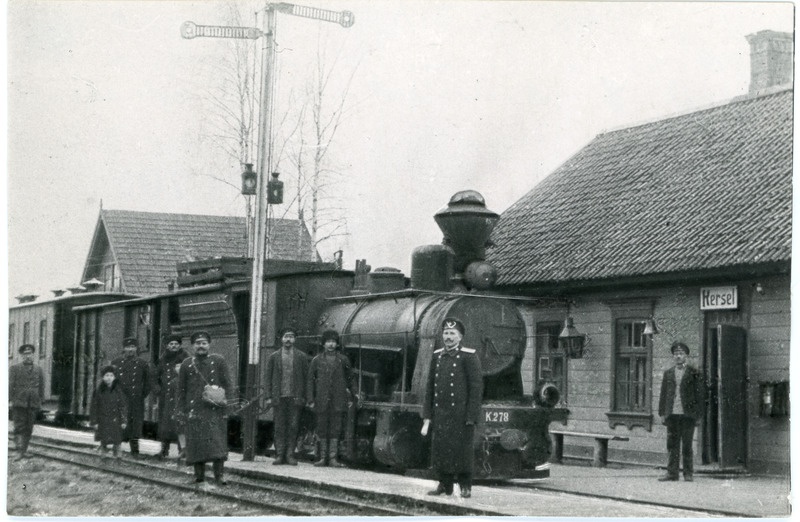Rong auruveduriga K 278 Loodi jaamas, veduri ees perroonil jaamaülem Aleksander Daletzki, 1918