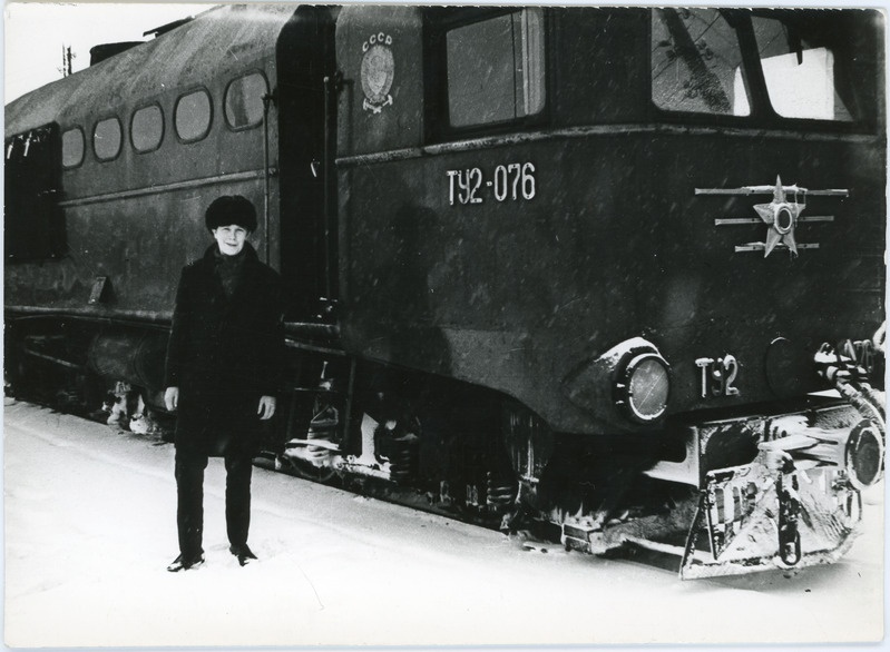 Kitsarööpmeline mootorvedur TU2-076 talvises Pärnus, 1972