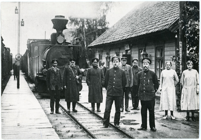 Raudteelased Loodi jaamas, vasakult teine rongijuht Hansen ja paremalt kolmas jaamaülem Aleksander Daletzki, 1919