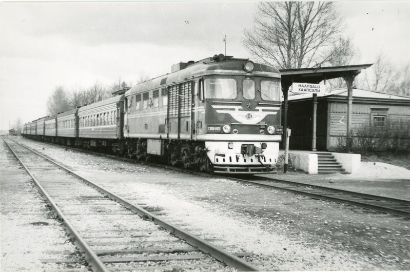 Reisirong mootorveduriga TEP60-0922 Haapsalu jaamas, mai 1980, foto: Ilmar Adamson