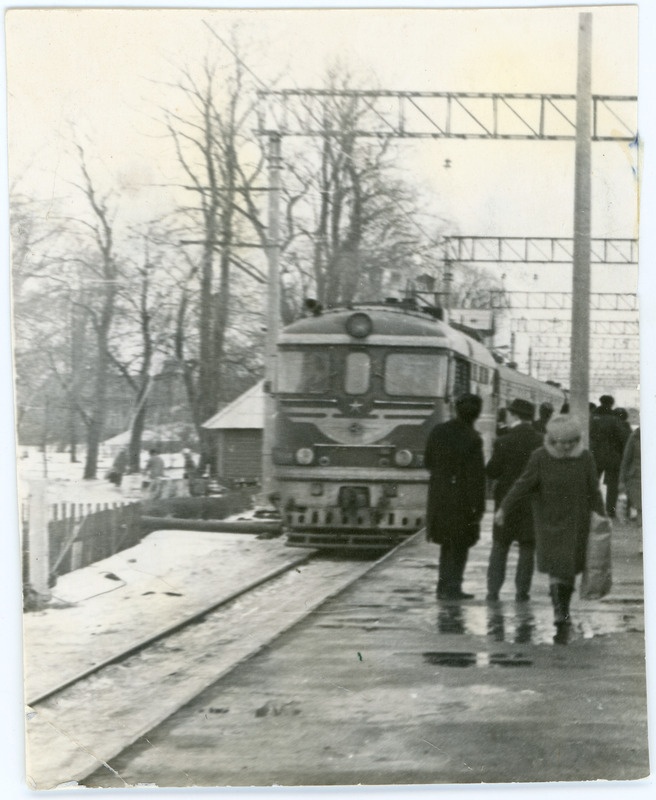 Reisirong mootorveduriga TEP60 perrooni äärde saabumas, reisijad perroonil, 1970.-1980. aastad